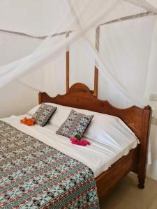 江比阿Ladha ya Zanzibar Boutique Guesthouse的床上有2个枕头