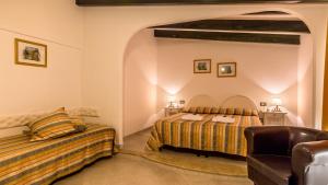 卡拉赛达卡拉迪西塔酒店的酒店客房,设有两张床和一张沙发