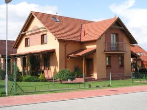 利普托斯基米库拉斯Pension Iveta的街上有红色屋顶的房子
