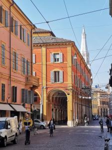 摩德纳Modena Centro Junior Suite的一群人骑着自行车沿着城市街道