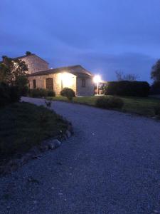 阿夏诺Country House Girasole Crete Senesi Vakantie Huis的车道上灯火通明的夜晚房屋