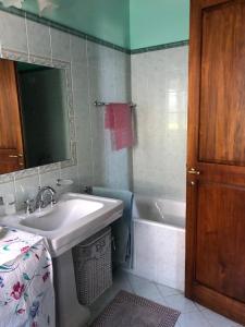 阿夏诺Country House Girasole Crete Senesi Vakantie Huis的浴室配有盥洗盆和浴缸。