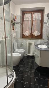 ColombaraCasa Valentina的浴室配有卫生间、盥洗盆和淋浴。