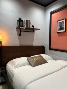 珍南海滩ZUSCH STUDIO的一间卧室配有一张带棕色枕头的床
