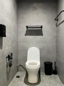 珍南海滩ZUSCH STUDIO的浴室位于隔间内,设有白色卫生间。