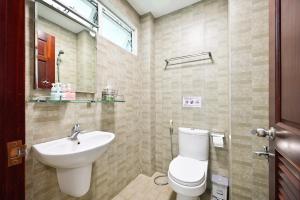 胡志明市Huyen Homestay的一间带卫生间和水槽的浴室