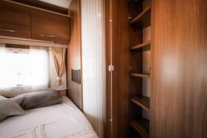 普拉Camper for 4 persons Istria的一间小卧室,配有床和窗户