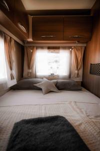 普拉Camper for 4 persons Istria的拖车后面的一张大床