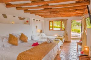 莱瓦镇Casa de Campo Hotel & Spa的一间卧室,卧室内配有一张大床