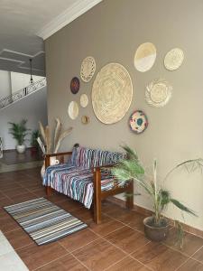 马萨阿拉姆La Casa Guest House的客厅配有沙发和壁板
