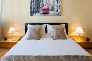 比萨Foscolo 25 Apartment的一间卧室配有一张带红色双层巴士的床。