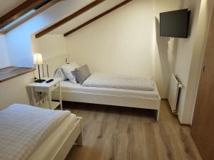 穆劳附近圣洛伦岑米里亚姆旅馆的一间带两张床和电视的小卧室