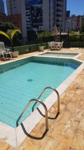 贝洛奥里藏特Flat - Apart-hotel的一座蓝色海水的大型游泳池