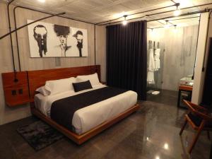 乔卢拉Hotel Tila的一间卧室配有一张大床和镜子