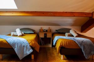 伊索拉Chalet Wallis, Wifi, Garage, Proche des pistes的一间卧室设有两张带黄床单和水晶床的床。