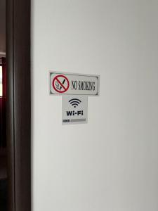 奥托佩尼Apartament Otopeni的门上有禁止吸烟的标志