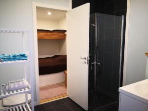 松达尔Gjestehus i Sogndal的带淋浴、卫生间和盥洗盆的浴室