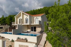 布拉托Korkyra Seashell的一座带游泳池和房子的别墅