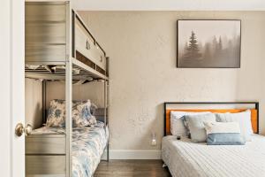 大熊湖First Class Location的一间卧室配有双层床,毗邻双层床。