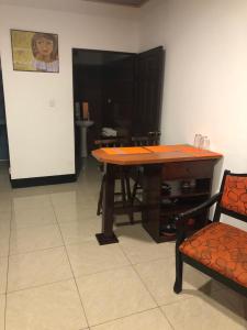 阿拉胡埃拉Apartments Pura Vida的木桌和椅子
