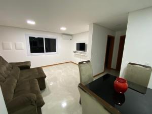 格拉玛多Aptos Weber的客厅配有沙发和桌子