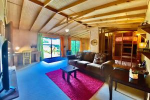 巴拉斯港MaPatagonia Hostel Casa Patrimonial的客厅配有沙发和粉红色地毯。