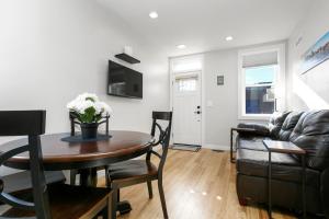 巴尔的摩Cozy Ba Townhome Near Little Italy I Fells Point的客厅配有桌子和沙发