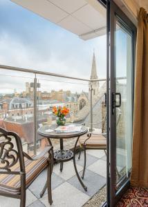 牛津乔治街酒店的市景阳台配有桌子
