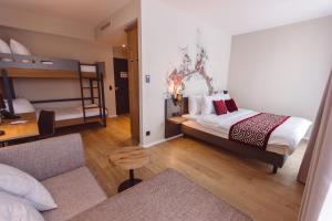 弗莱堡Hotel Libertas elements pure的一间卧室配有一张床和一张双层床。