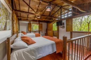 萨兰托Ecohotel Piedemonte的一间带两张床的卧室和一个阳台