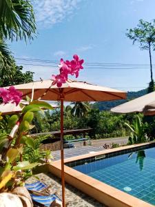 象岛普瑞威赛度假村 - 阁昌岛的游泳池旁的遮阳伞