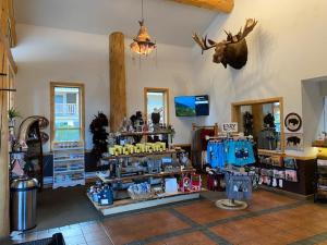科迪Moose Creek Lodge & Suites的一间设有商店的房间