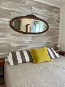 埃斯特角城Viento Azul Guest House的卧室配有一张壁挂镜子的床