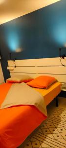 Saint-Dyé-sur-Loirehome ferman的一张带橙色和白色枕头的床