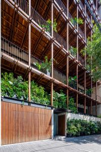 墨西哥城Ana Polanco Apartments的一座植物在建筑的一侧