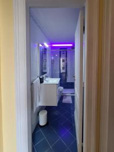 那不勒斯Maria Marì house的浴室配有白色水槽和卫生间。