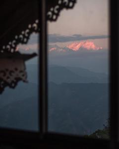 大吉岭MiakaHillsDarjeeling的窗户享有山景。