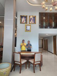 曼谷八月度假酒店的两个人站在桌子旁