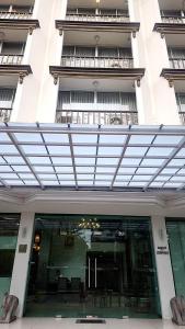 曼谷八月度假酒店的享有带玻璃天花板的建筑景致