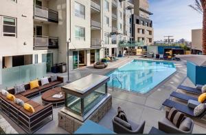 洛杉矶Luxury 2 Bedrooms 2 Bathrooms With Pool and Gym的一个带游泳池和椅子的公寓庭院