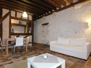 布鲁瓦图尔利兹姆布罗阿城堡公寓的客厅配有白色的沙发和桌子