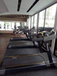 汝来SS CondoStay Residensi Lili, Nilai nearby KLIA, USIM - infinity pool, wifi, smart tv的健身房,配有一排跑步机和机器