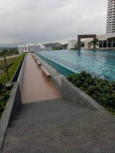 汝来SS CondoStay Residensi Lili, Nilai nearby KLIA, USIM - infinity pool, wifi, smart tv的大楼顶部的大型游泳池