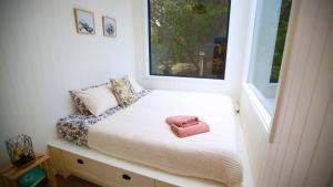霍尔斯加普Wild Life Cabin 1 - Grampians的小卧室配有一张床,床上铺有粉红色的毛巾