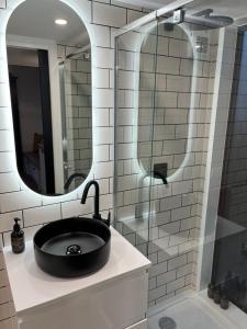 霍尔斯加普Wild Life Cabin 1 - Grampians的浴室设有黑色水槽和镜子
