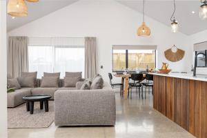 马丁伯勒The Green House - Luxury Eco Escape的客厅配有沙发和桌子