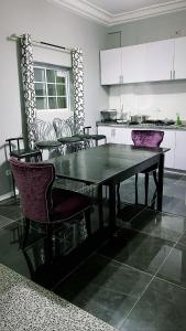 BonabériThe Gulch Apartments的厨房配有木桌和椅子