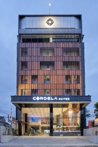 打横Cordela Suites Tasikmalaya的前面有标志的建筑