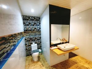 素可泰艾恩盖伊精品酒店的一间带水槽和卫生间的浴室