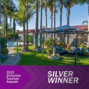 莱克斯恩特伦斯Sandbar Motel的棕榈树银奖获得者传单